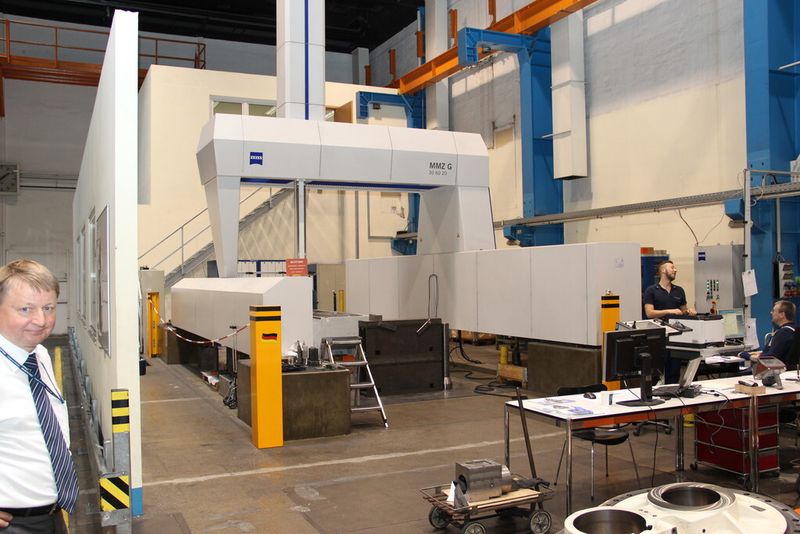 Die große Zeiss-Koordinatenmessmaschine MMZ G 30 60 20 ermöglicht die  Qualitätskontrolle von präzisen Großbauteilen nach der spanenden Bearbeitung. (Bild: Kuttkat)