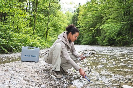 Fig.2: Measurement with a Seven2Go DO meter.(Source:  Mettler-Toledo Technologies)