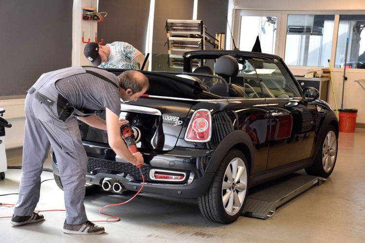 Die Fahrzeugaufbereitung samt Beulen- und Felgendoktor ist ein Aushängeschild des Hauses. (Bild: Rubbel/»kfz-betrieb«)