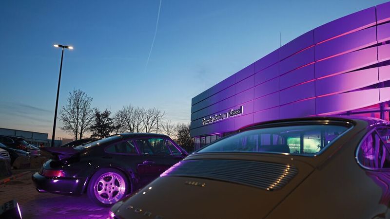 Zum VIP-Start war das Porsche Zentrum atmosphärisch ausgeleuchtet. (Bild: Ulf Schaumlöffel)