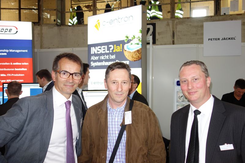 (v. l.) Andreas Bortoli, c-entron, überreichte Dietmar Feyzullah, concat AG, und Lars Dorner, c-entron, eine frische Kokosnuss. (Bild: IT-BUSINESS)