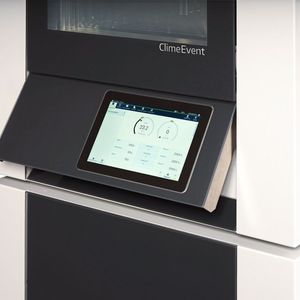 Das Bedienpanel wurde auf 10“ vergrößert und lässt sich nach Gebrauch in die Gerätefront einklappen. (Bild:  Weiss Technik GmbH)