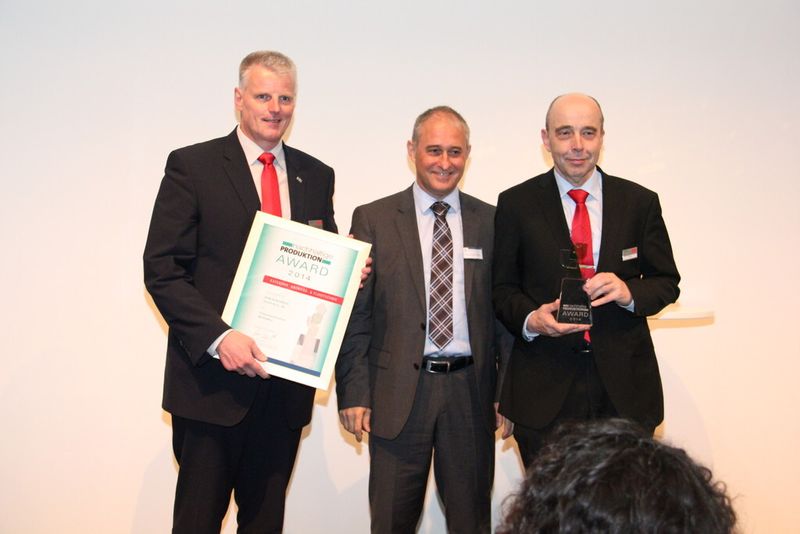 Hans Sondermann (links), Geschäftsführer Vertrieb und Marketing bei SEW-Eurodrive, und Johann Soder (rechts), Geschäftsführer Technik bei SEW, nahmen den Award in der Kategorie Antriebs- und Fluidtechnik entgegen. Ausgezeichnet wurde der Frequenzumrichter Movi4R-U von SEW. (Bild: Königsreuther)