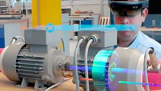 Der Betrachter sieht ihn, den digitalen Zwilling, überlagert mit dem realen Demonstrator. Farbcodes illustrieren die Temperaturentwicklung. (Siemens)