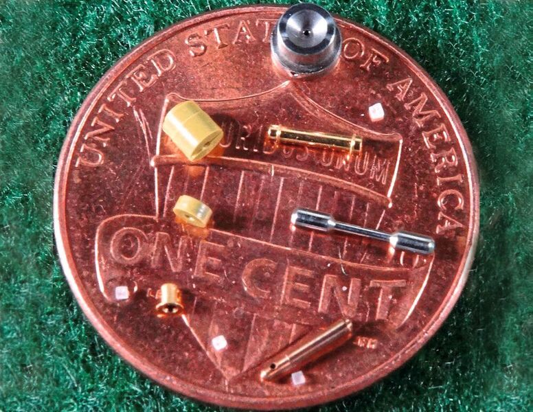 Les micro pièces produites par Pacific Swiss, représentées sur le penny américain, sont comparées à des grains de sel.  (ESPRIT CAM)