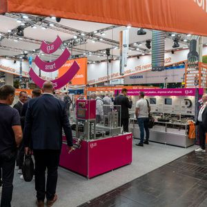 Bei Igus gab es nicht nur das bereits viral gegangenen Rad aus recyceltem Plastik, das selbst Olaf Scholz ein Lächeln abringen konnte, zu sehen. Unter dem Stichwort Smart Plastics soll beispielsweise ein Condition-Monitoring-System Kunden dabei helfen, die Zug-/Schubkräfte in Energieketten zu beobachten und Kettenbrüche frühzeitig erkennen zu können. (Bild:  Vogel Communications Group)