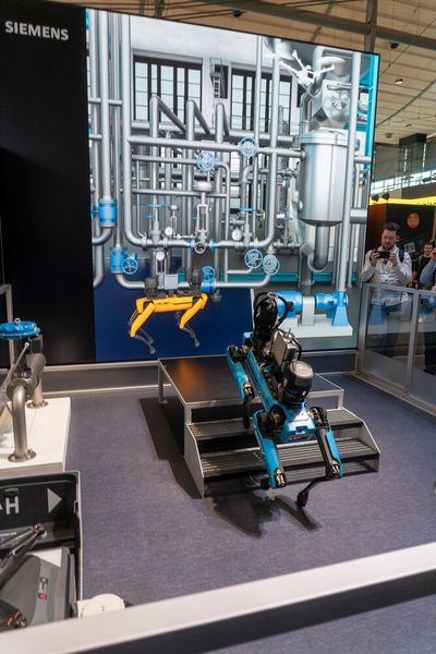 Am Stand von Siemens konnte man sich auch über die Zusammenarbeit mit Roboverse Reply informieren. Ziel der Kollaboration ist es, fortgeschrittene, KI-gestützte Lösungen zur Automatisierung von Wartungs- und Inspektionsaufgaben durch mobile Roboter und Drohnen zu zeigen. Reply hat beispielsweise in Zusammenarbeit mit Boston Dynamics Lösungen entwickelt, die den Roboter Spot für Inspektionen und Sicherheitsoperationen nutzen. (Bild: Vogel Communications Group)