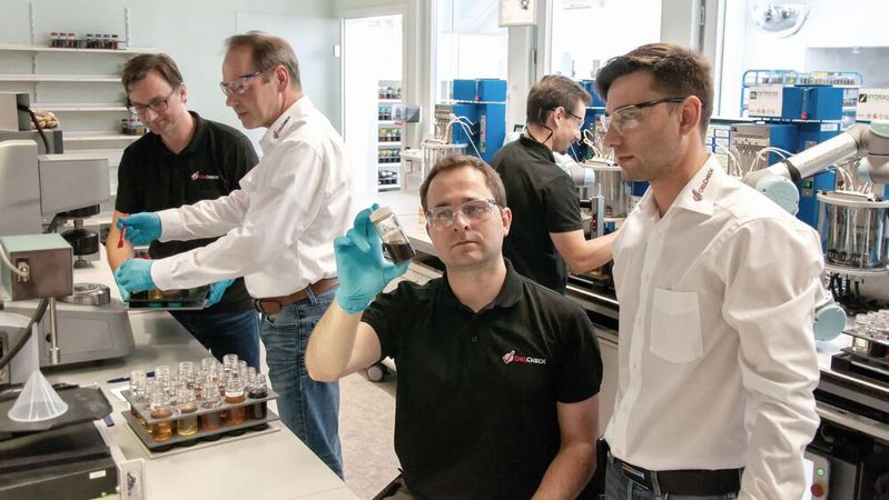 Im firmeneigenen Prüflabor in Brannenburg ermitteln Oelcheck-Mitarbeiter unter anderem den Reinheitsgrad von Adblue.(Bild:  Oelcheck GmbH)