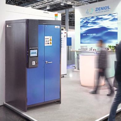 Der Ablauf ist einfach: Ein Mitarbeitender entnimmt ein Gefahrstoffgebinde aus dem Schrank und stellt es später wieder zurück. Sobald die Schranktüren geschlossen werden, erfasst das System den aktuellen Inhalt automatisch per RFID-Technik.  (Bild: Denios)