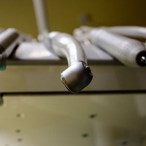 Der Zahnarzt als Festplattenchirurg – Attingo erhält jedes Jahr viele Festplatten, an denen sich die Betroffenen selbst oder auch Gurus im Bekanntenkreis bereits zu schaffen gemacht haben: Siegel werden gebrochen, Torx-Schrauben mit einem Kreuzschraubenzieher gelöst oder mit Zangen Deckel abgehoben, da nicht alle Schrauben gefunden werden. Ein besonders kurioser Fall erreichte die Datenretter vor Kurzem: Ein Zahnarzt hat in seiner Ordination ein NAS-System mit zwei gespiegelten Festplatten im Einsatz – an sich vorbildhaft. Zusätzlich werden die Daten in der Nacht auf eine USB-Festplatte gesichert, welche direkt an das NAS angeschlossen ist – das ist schon deutlich riskanter, wie wir gleich sehen werden: Der Versuch den Tisch zu tauschen, auf dem das im Betrieb befindliche NAS und die externe Festplatte standen, endete leider fatal. Sowohl NAS als auch die externe Sicherungs-Platte fielen auf den Boden. Bis dato wäre eine Datenrettung immer noch problemlos möglich. Jedoch versuchte der Arzt selbst Hand anzulegen und öffnete eine Festplatte nach der anderen und werkte im Inneren des Datenträgers herum. Attingo konnte zwar noch den größten Teil der Daten rekonstruieren, der Aufwand war jedoch enorm. (Bild:  Pixabay)