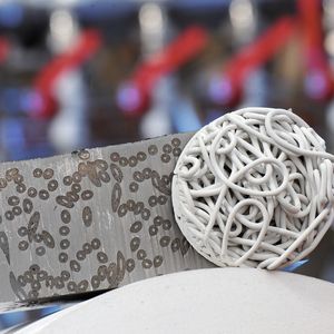 Bild 1: Keramische Makrostruktur (links) und mit TRIP-Stahl infiltrierte Hohlspaghetti-Struktur (rechts).