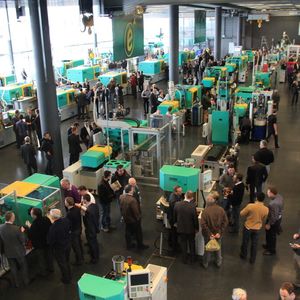 Rund 5.000 Besucher erwartet Arburg zu seinen Technologie-Tagen 2013, auf denen mehr als 40 Applikationen zu sehen sind.