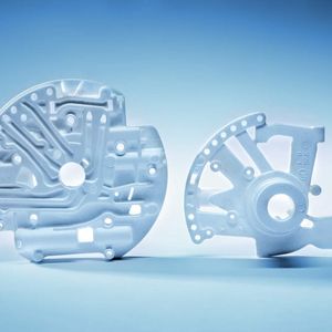 Die zwei Segmente aus Partikelschaum  werden zu einem Modell zusammengesetzt.