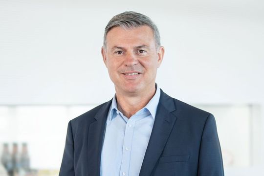 Uwe Galm, Bereichsleiter Service: „Unsere Kunden geben uns heute ein enges Wartungs-Zeitfenster vor, erwarten dabei jedoch perfekte Vorbereitung.“(Bild:  Gerhard Schubert GmbH)