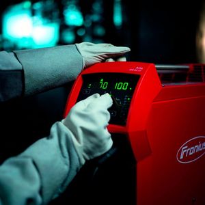 Auch wenn man als Schweißfachkraft Handschuhe trägt, ist die Bedienung der Artis 300 von Fronius dennoch kein Problem, heißt es vom Hersteller. Die Bedienung ist intuitiv verständlich.(Bild:  Fronius)