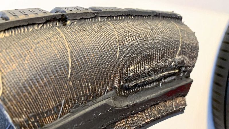 Der RFID-Chip wird in die Seitenwand des Reifens einvulkanisiert. Er braucht keine eigene Batterie. Der RFID-Chip wird in die Seitenwand des Reifens einvulkanisiert. Er braucht keine eigene Batterie.