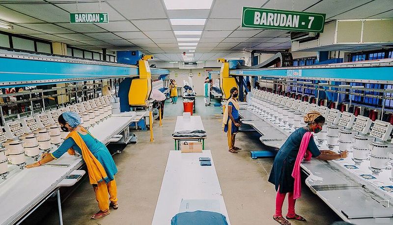 Blick in die Produktionshalle eines Fertigungspartners von Brand Fashion in Indien.