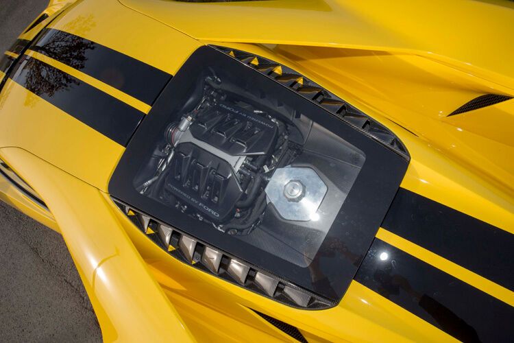 Der relativ kleine V6 sitzt unter einer Glaskuppel. (Bild: Ford)