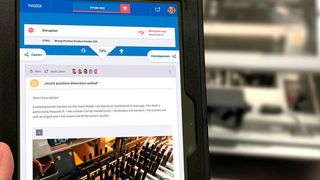 Maddox zeigt die Wissenskarten mit den Störungs- und Lösungshilfen auf dem Tablet an. (Bild: Peerox GmbH)