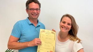 Wolf-Peter Werner, CEO Mecuris, und Bianca Weber, COO Mecuris, mit erteiltem Patent. (Bild: Mercuris)