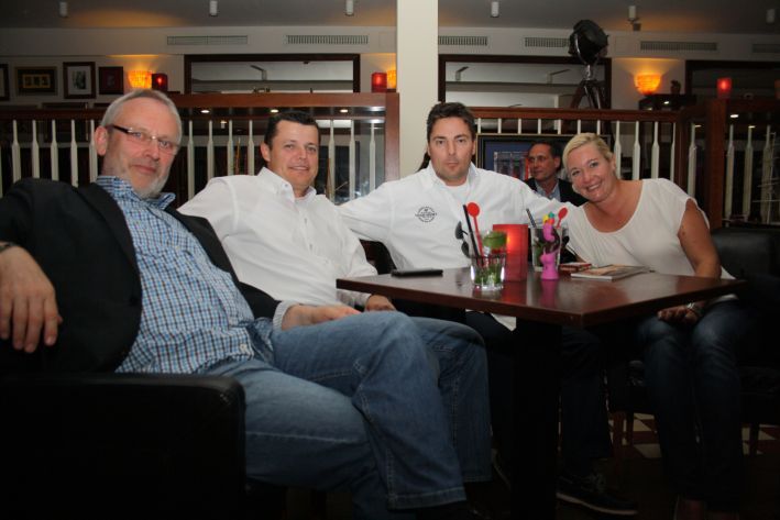 Wolfgang Schikorra (Aastra), Horst Gerold (Gerold ITK), André Fischer (A bis Z TeleCom Partner) und Lisa Gerold (v.l.) haben sich auf einen Cocktail zusammengefunden. (Aastra Deutschland)