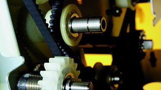 Verbesserte tribologische Eigenschaften wirken sich positiv auf das Laufverhalten von Kunststoffzahnrädern aus. Das lässt sich mit strahlenvernetzten Thermoplasten kostengünstiger erreichen als mit Hochleistungskunststoffen. (Archiv: Vogel Business Media)