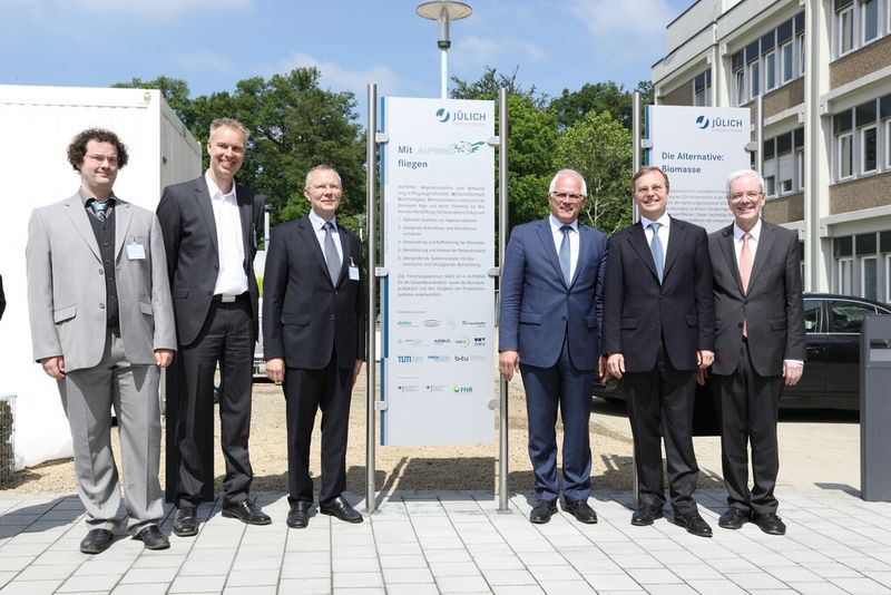 Von links: Prof. Björn Usadel (Institut für Bio- und Geowissenschaften IBG-2), Dr. Andreas Müller (Institut für Bio- und Geowissenschaften IBG-2), Prof. Harald Bolt (Vorstandsmitglied des Forschungszentrums Jülich), Peter Bleser MdB (Parlamentarischer Staatssekretär im Bundesministerium für Ernährung und Landwirtschaft), Thomas Rachel MdB (Parlamentarischer Staatssekretär im Bundesministerium für Bildung und Forschung) und Prof. Achim Bachem (Vorstandsvorsitzender des Forschungszentrums Jülich). (Bild: Forschungszentrum Jülich)