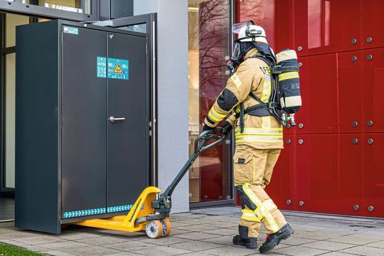 Abb.1: Gefahren wegfahren: Wenn im Sicherheitsschrank der Ion Line von Asecos ein Akku in Brand gerät, können sich Löschkräfte dazu entscheiden, den Schrank dank Transportsockel aus dem Gebäude zu bringen.(Bild:  Asecos)