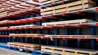 Die Bleche, die in den Ohra-Regalen bei Ronge Profil gelagert werden, wiegen 300 bis 400 t. (Ohra)