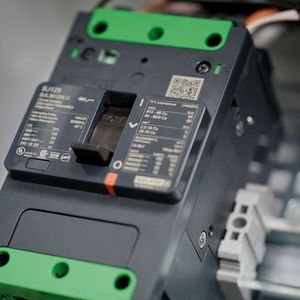 (Schneider Electric)