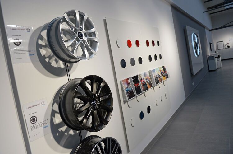 Kein Pflichtelement, sondern nur eine Empfehlung sind die Felgenhalter und die Farbmusterwand. (Foto: Gebert)