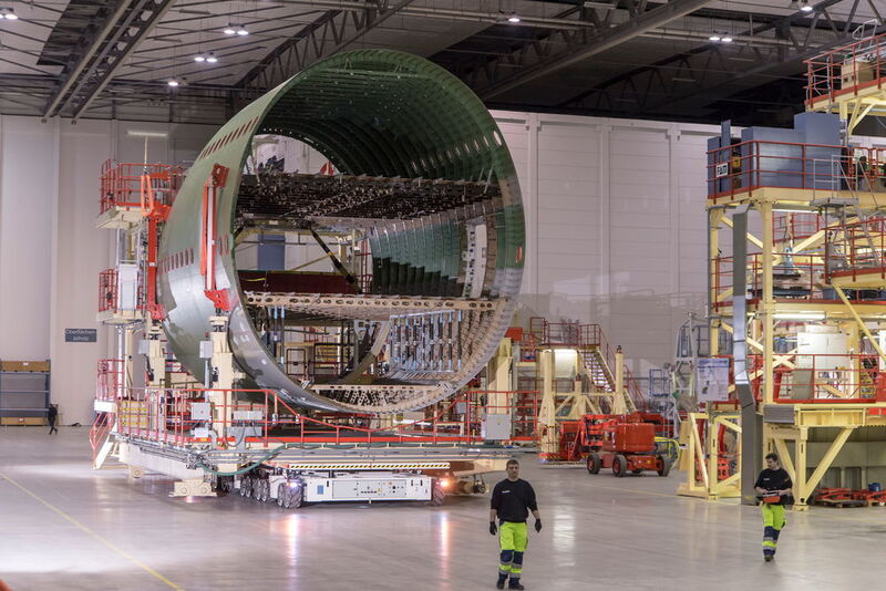 Der Kuka Omnimove bewegt riesige Flugzeugteile im Hangar der Airbus Operations GmbH in Hamburg-Finkenwerder. (Kuka)
