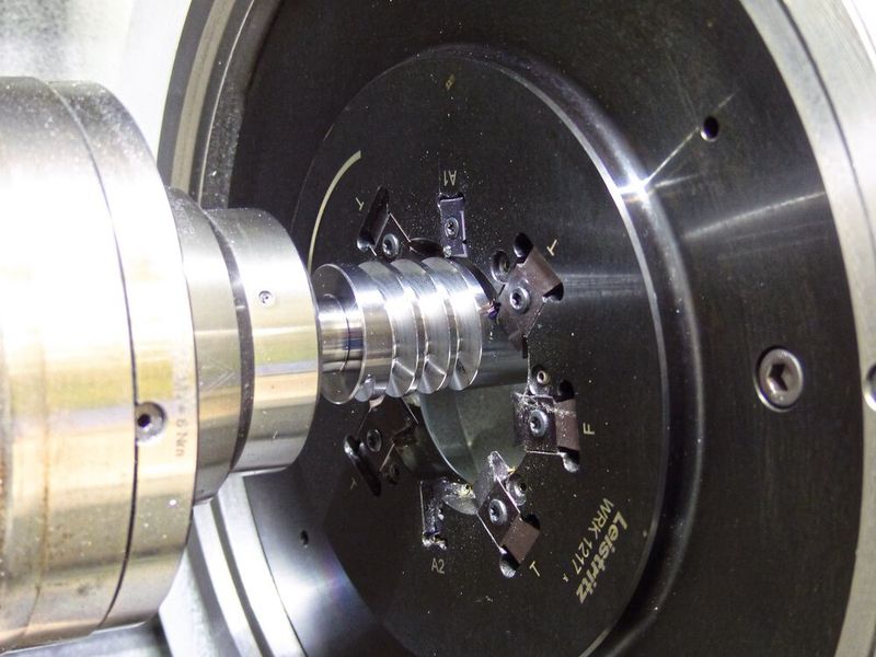Die Gefahr bei unterschiedlich zähem Material ist, dass die Schneide zuschmiert und sich eine Aufbauschneide bildet. Die Gefahr bei unterschiedlich zähem Material ist, dass die Schneide zuschmiert und sich eine Aufbauschneide bildet.