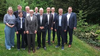 Die Teilnehmer der Delegiertenversammlung des Kfz-Gewerbes Baden-Württemberg: (hintere Reihe v.l.) Bettina Schauder, Rainer Biedermann, Ludger Wendeler, Dieter Burhard, Frank Schnierle, Hans-Jörg Brutschien, Frank Schnierle, Thomas Meier, Carsten Beuß sowie Petra Wieser und Präsident Michael Ziegler (erste Reihe v. l.). (Bild: Zietz - VCG)