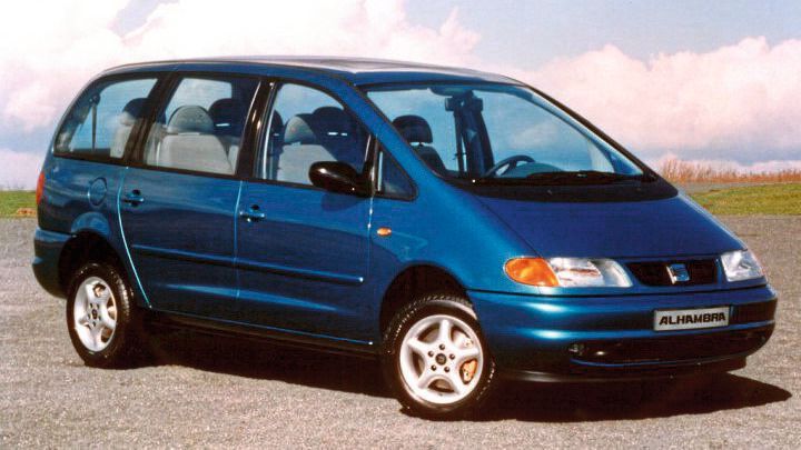 Der Sharan bzw. Galaxy entstand auf Basis eines Joint Venture von Ford und Volkswagen. Beiden Unternehmen waren die Entwicklungskosten und Investitionen in das nötige neue Werk zu hoch, um sie allein zu tragen. Sie gründeten daher in Palmela (Portugal) die Firma Autoeuropa Automóveis, Lda., an der sich beide zur Hälfte beteiligten. Hier entstand ab 1996 auch der Alhambra als Seat-Derivat. (Bild: Seat)
