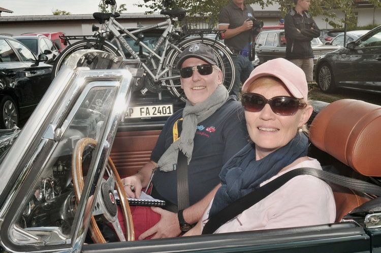 Die glücklichen Gewinner des Startplatzes vom »kfz-betrieb«: Andrea und Stefan Griebl in ihrem MG Midget (Baujahr 1969). (Bild: Zietz)