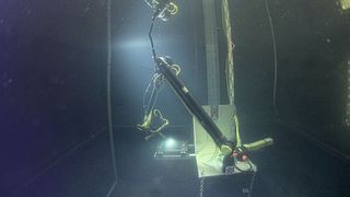 Der Mariow-Roboter schweißt autonom eine Kehlnaht unter Wasser. (Bild: MARIOW Team / DFKI)