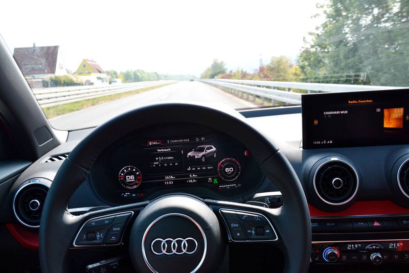 Standard bei allen Q2-Varianten ist die Progressivlenkung, bei der die Zahnstange so verzahnt ist, dass die Übersetzung abhängig vom Lenkeinschlag variiert. Bei großen Lenkbewegungen wird sie so direkter und macht die Fahrt dynamischer. (Michel/»kfz-betrieb«)