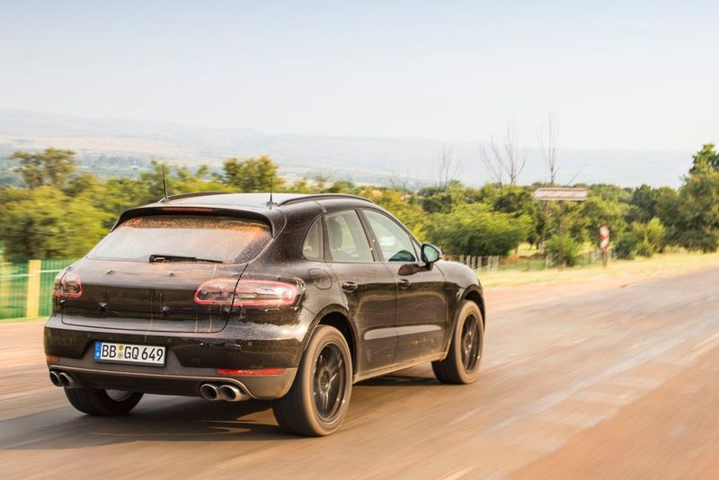 Hinten gibt es ein neues Leuchtenband, das hier noch gut getarnt ist, ... (Bild: Porsche)