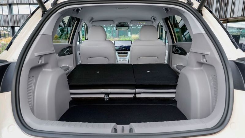 Der Kofferraum fasst 375 Liter. (Bild: Geely)