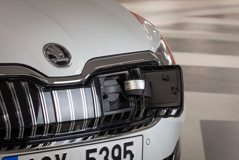 Geladen wird er Skoda Superb iV über eine Klappe im Kühlergrill. (Skoda)