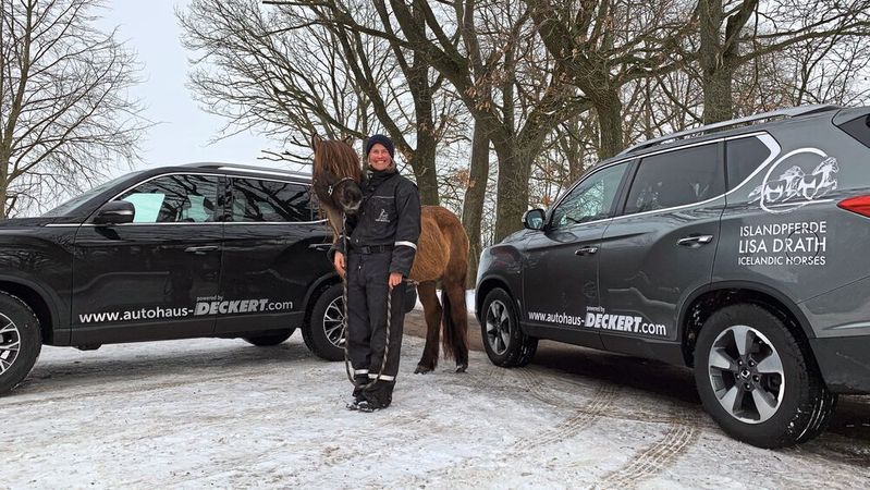 Lisa Drath wurde vom Autohaus Deckert als Markenbotschafterin mit Fahrzeugen ausgestattet. Die Reiterin ist 20-fache Deutsche Meisterin. (Bild:  Henning Drath)