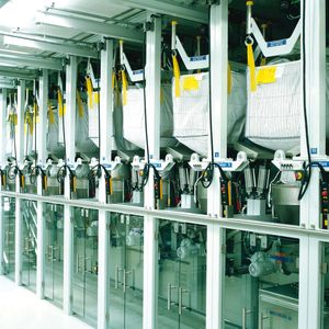 Ohne Big Bags läuft nichts in der Schüttgutindustrie: Um das Produkt jedoch daraus effizient zu entleeren, ist einiges an Know-how nötig.(Bild:  Engelsmann)