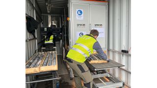 Transportabler Scanner für Bohrkerne, die in Kisten liegend mit Hilfe hyperspektrale Bildgebung analysiert werden. (Bild: HZDR/Anne-Kristin Jentzsch)