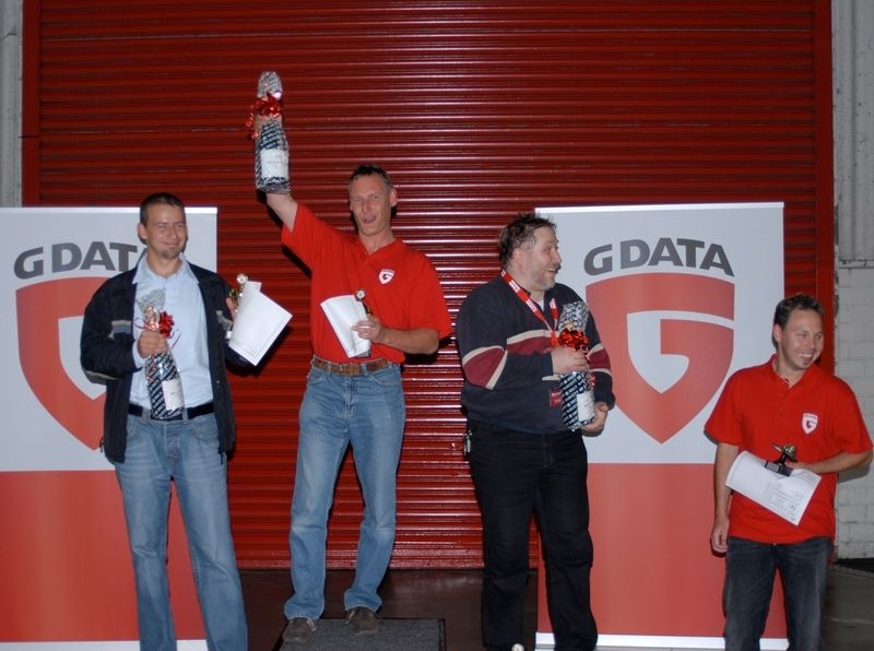 Die strahlenden Sieger des »G Data Kartcup 2007« mit ihren Trophäen. (Archiv: Vogel Business Media)