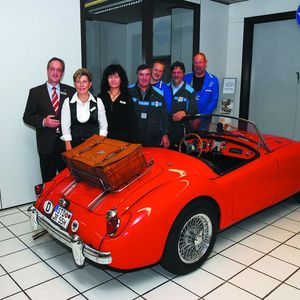 Alles unter einem Dach: Gerd und Marlene Bröhan (li.) bieten mit ihrem Team einen umfangreichen Service für Old- und Youngtimer an – neben ihrer Funktion als Volvo-, Hyundai- und Bosch-Vertragspartner. 