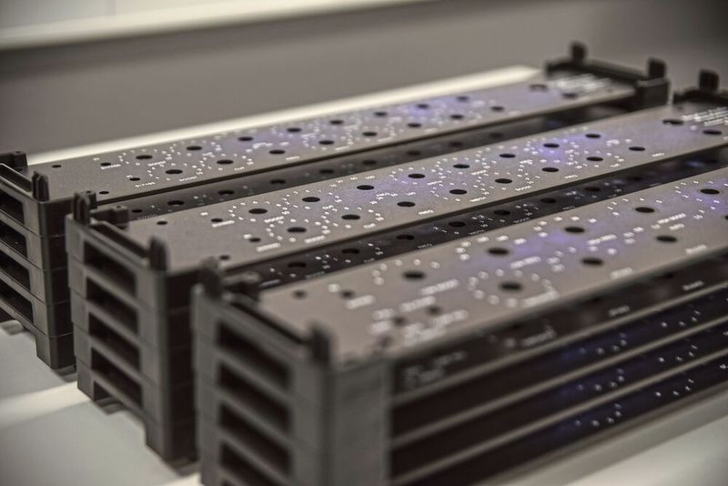 Aufgrund der anspruchsvollen Farbverläufe kamen der Tampon- und Siebdruck durch die Verwendung von RAL-Farben nicht infrage. Nach umfangreicher Beratung und Bemusterung durch Bopla fiel die Entscheidung auf den Digitaldruck. (Bild: Bopla Gehäuse Systeme GmbH)