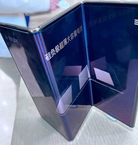 Abbildung 14: Im Showroom von Shenzhen Bantian zeigt Huawei, was es Neues an Endgeräten für Consumer gibt. Mit dabei war das Smartphone, das sich zweimal falten lässt.  (Bild: uo/ Vogel IT-Medien GmbH)
