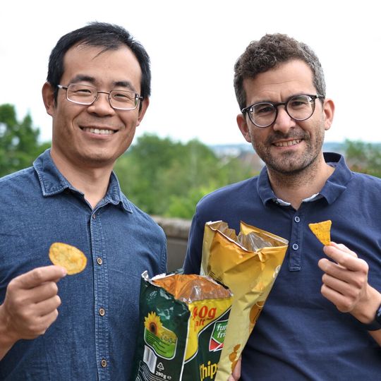 Dr. Qimeng Song und Prof. Dr. Markus Retsch (v.l.) haben ein Upcycling-Verfahren für Kartoffelchipstüten entwickelt. Dr. Qimeng Song und Prof. Dr. Markus Retsch (v.l.) haben ein Upcycling-Verfahren für Kartoffelchipstüten entwickelt.
