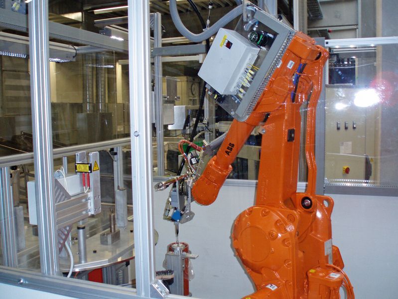 Der Kostenaufwand für Kennzeichnungen im Maschinen- und Anlagenbau Printolux  zufolge oft unterschätzt. Alleine an diesem Industrieroboter sind zehn unterschiedliche Schilder und Kennzeichnungen angebracht. (Bild: Printolux)